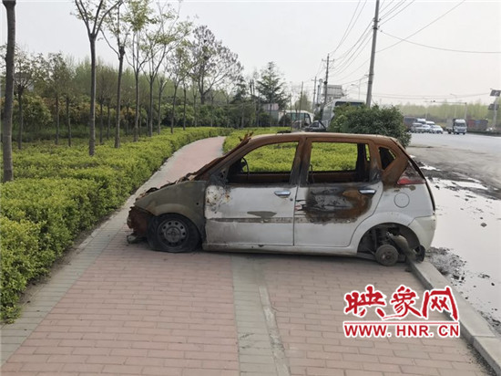 轎車(chē)自燃后"霸占"生態(tài)廊道數(shù)月 轎車(chē)自燃后"霸占"生態(tài)廊道數(shù)月