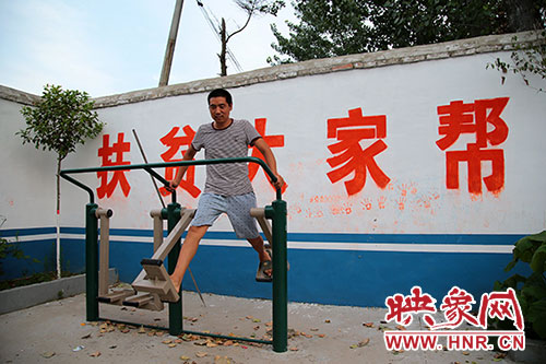 張國敬堅(jiān)持在村中的文化廣場上做著恢復(fù)性鍛煉。
