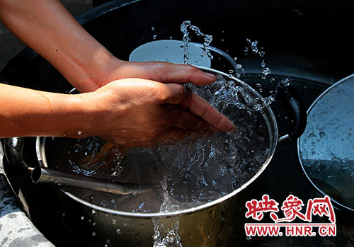 洗碗洗菜對(duì)于雙眼失明的張國敬來說，需要比常人花上更多的時(shí)間。