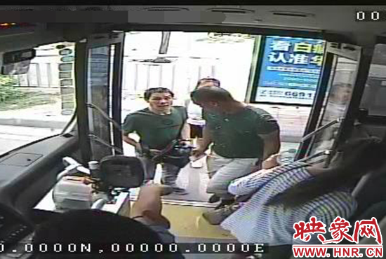 監(jiān)控顯示，竊賊偷女孩手機(jī)，公交車長(zhǎng)幫忙要回手機(jī)。