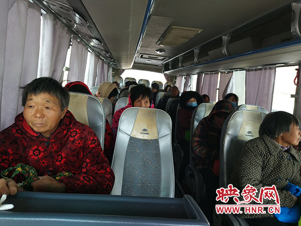 警方調(diào)來車輛，將超載人員轉(zhuǎn)運走