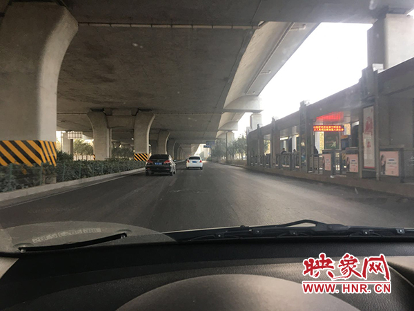 限行首日，三環(huán)橋上橋下，車輛不多，交通狀況良好。