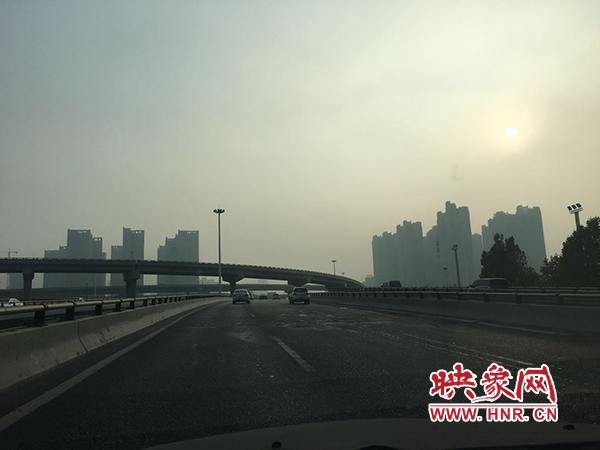 限行首日，三環(huán)橋上橋下，車輛不多，交通狀況良好。