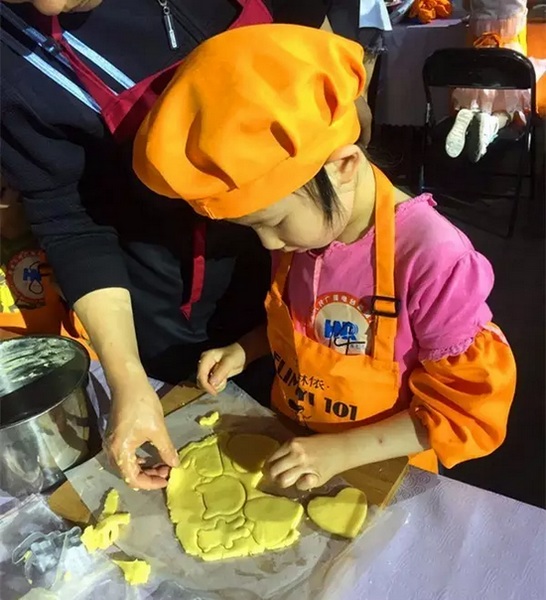 在爸爸媽媽的陪同下，親手制作餅干