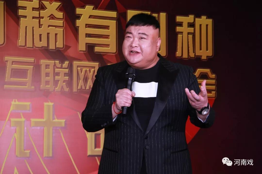 中國曲藝家協(xié)會(huì)副主席、著名相聲表演藝術(shù)家范軍作為藝術(shù)家代表致辭，并演唱稀有劇種太康道情《王金豆借糧》