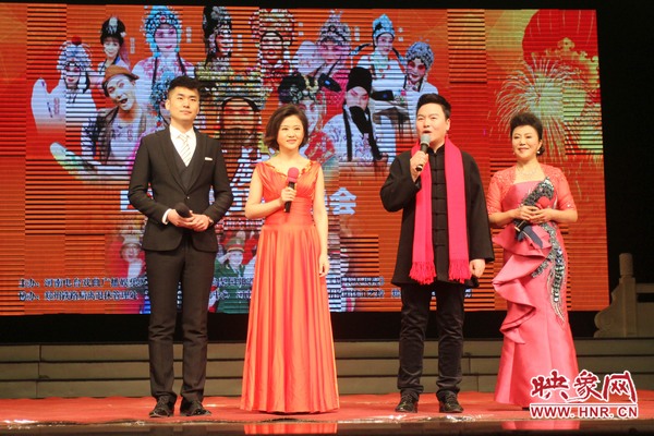 戲迷春晚主持人月陽(yáng)（右二）、李亞楠（右一）、王巖（左二）、王曉凡（左一）