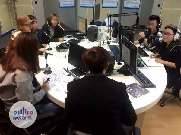 正式直播的時(shí)候，美少女們都非常認(rèn)真哦！