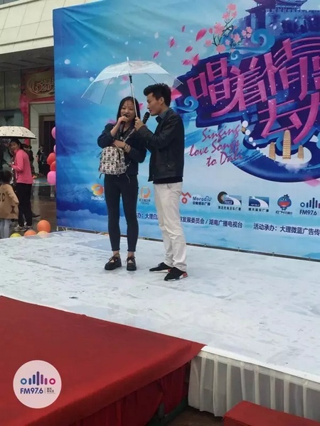 這是一位在校大學(xué)校，暗暗的喜歡純純的愛(ài)。