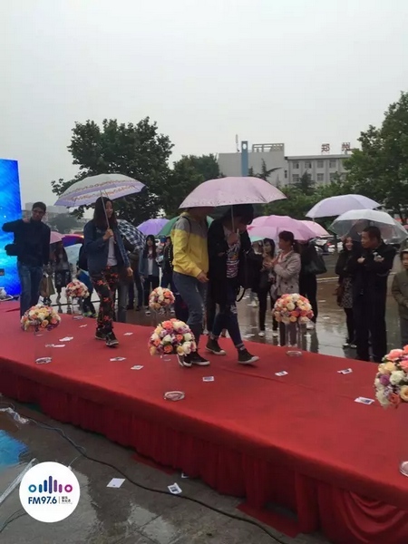 　　好友從屏幕后面走出來(lái)，他們特意從陜西、平頂山趕來(lái)為兩人送出祝福。