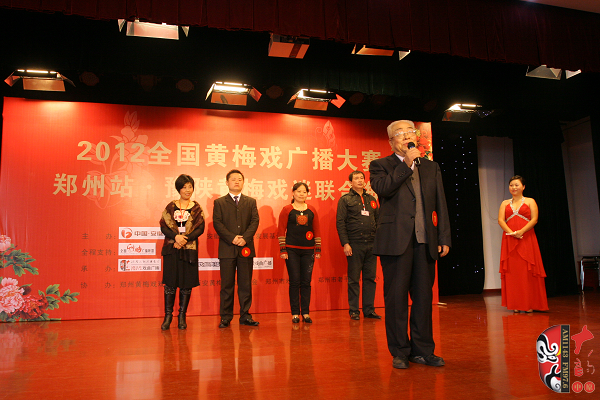 選手五人一組上臺表演，臺上為第一組選手