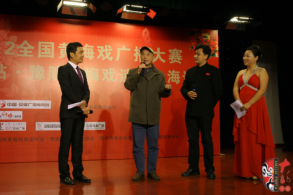 著名黃梅戲表演藝術家夏承平為選手講解黃梅戲演唱技巧