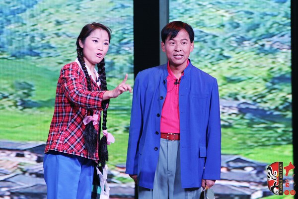第二場(chǎng)，河南省豫劇三團(tuán)優(yōu)秀演員劉海功（右）飾栓保，安陽(yáng)市票友景永芳（左）飾銀環(huán)