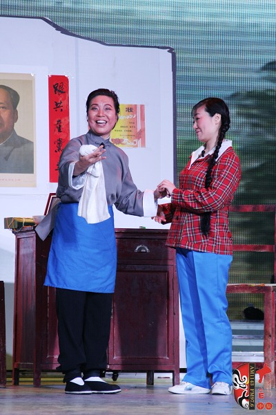 第三場(chǎng)，河南電臺(tái)戲曲廣播總監(jiān)木子（左）飾栓保娘，《梨園星秀場(chǎng)》《有你就有戲》主持人媛媛（右）飾銀環(huán)