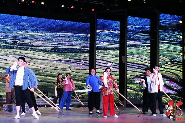 群眾勞動(dòng)場(chǎng)面，劇中演員包含票友、專業(yè)演員、戲迷