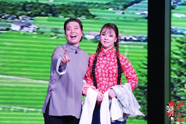 第九場(chǎng)，河南電臺(tái)戲曲廣播總監(jiān)木子（左）飾栓保娘，素雅青年豫劇團(tuán)劉帥毅（右）飾銀環(huán)