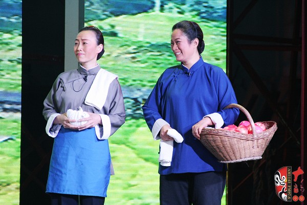 第七場(chǎng)，河南電臺(tái)戲曲廣播副總監(jiān)、中國(guó)播音主持金話筒獎(jiǎng)獲得者張彤（左）飾栓保娘