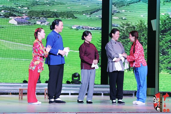 著名戲曲節(jié)目主持人、河南電臺(tái)戲曲廣播當(dāng)家小生月陽(yáng)（左二）反串飾演二大娘
