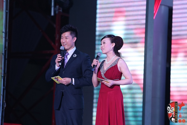 晚會(huì)主持人：河南電臺(tái)戲曲廣播副總監(jiān)張彤（右）、《梨園星秀場(chǎng)》主持人池城（左）