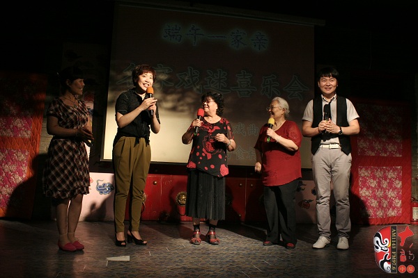 戲曲廣播總監(jiān)木子、豫劇表演藝術(shù)家楊華瑞、高潔、戲曲廣播當(dāng)家小生月陽(yáng)、票友張華合作表演《朝陽(yáng)溝》選段