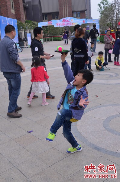 小弟弟，你玩?zhèn)€托球不用這么夸張吧，哈哈！