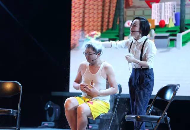 隨后一秒鐘，畫風(fēng)突變，楊奕遭夢(mèng)茹慘虐！