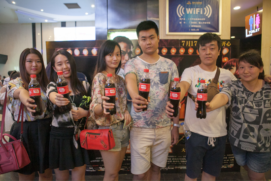 粉絲與煎餅俠專屬臺(tái)詞瓶合影照 粉絲與煎餅俠專屬臺(tái)詞瓶合影照