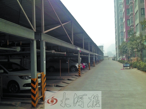 中原區(qū)新禧園小區(qū)，靠著圍墻的空地，建成兩層立體車庫。