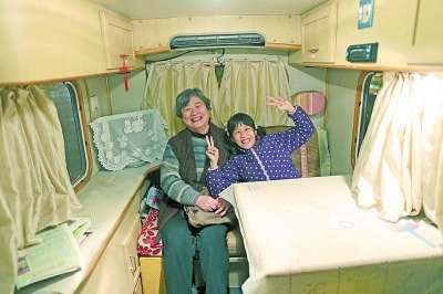 天黑了，外面風(fēng)雨交加而董怡汶坐在溫暖的房車?yán)铩? oldsrc=