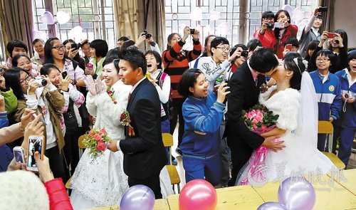 10對老師新人在校園里舉行集體婚禮，在教室里接新娘、拜堂