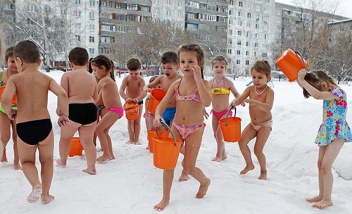 幼兒園的兒童身穿泳裝，在零下25度的雪地里沖涼水澡。