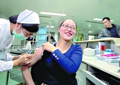 昨日，向雪敏在同濟(jì)醫(yī)院血液科病房打動員劑，丈夫陳武右在身后注視著妻子 記者傅克強(qiáng)
