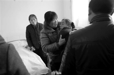 　　2月28日，薛集鎮(zhèn)秦集衛(wèi)生院一房間內(nèi)，親屬在勸哭泣的遇難者張晴的母親。
