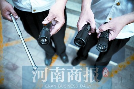 鄭州8名小學生持警棍、電擊槍街頭“火拼”