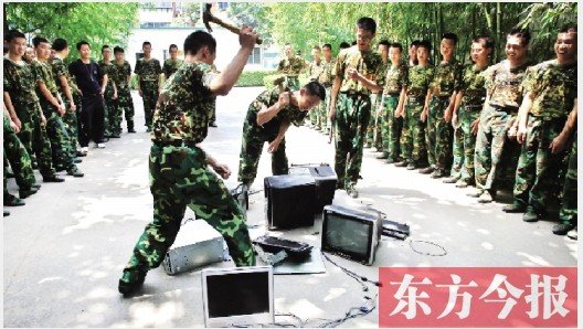為了讓孩子表達戒除網(wǎng)癮的決心，學校組織孩子親手砸毀電腦