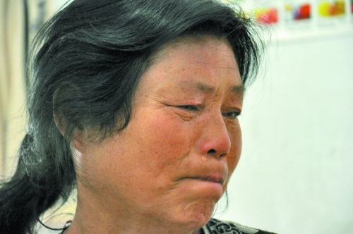 談及女兒的病情，王學(xué)鳳不禁哭了出來(lái)