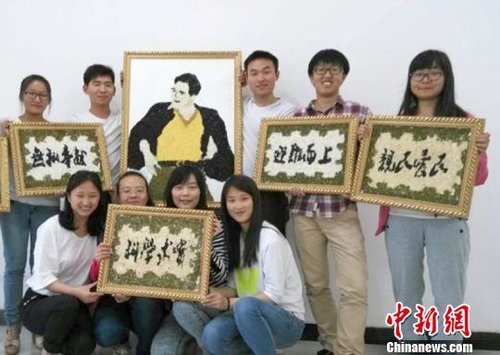 大學(xué)生們?yōu)榧o(jì)念焦裕祿，用黑豆、綠豆、大米等糧食在硬紙板上創(chuàng)作的糧食畫
