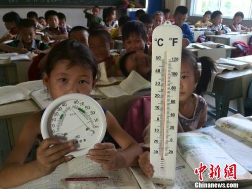 6月3日，下午四點，昆明市東川區(qū)因民鎮(zhèn)中心學校一年級教室溫度達到44℃