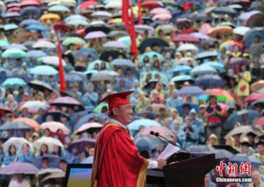 重慶大學萬余畢業(yè)生冒雨聆聽校長“最后一課”
