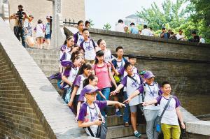 西安小雁塔景區(qū)內(nèi)，學生們正在古跡前合影留念