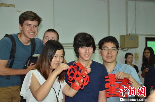 美國學生學習中國剪紙