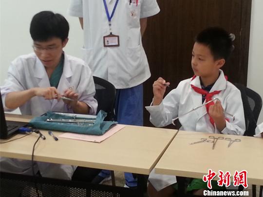 兒童暑期“職業(yè)體驗” 醫(yī)生、警察職業(yè)受熱捧
