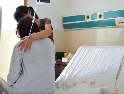 由于前天進(jìn)行了面部修復(fù)手術(shù)，俞燕身體不適，父母24小時陪在她的身邊