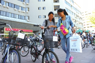 前天，兩名新生在登記后領(lǐng)取了自己的“愛心車”