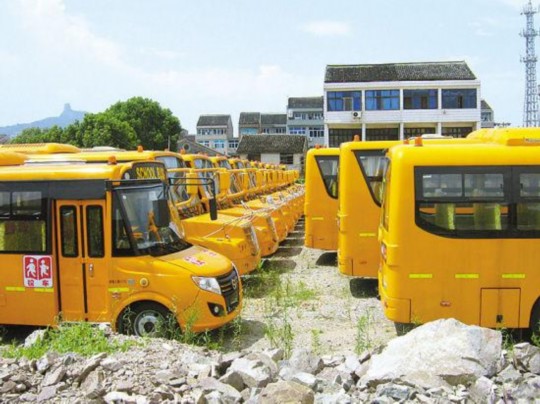 52輛新校車開進村成了“僵尸車”