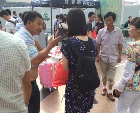女大學(xué)生一出站，黑車的拉客仔就圍上招攬