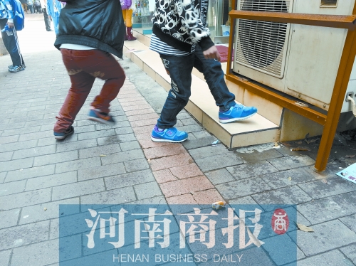 路邊，兩個小學(xué)生正在扔“臭屁炸彈