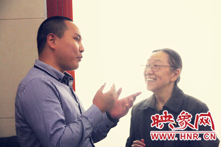映象教育總監(jiān)班朝陽(yáng)與周恩來(lái)侄女周秉宜、中央警衛(wèi)局原副局長(zhǎng)、少將高振普親切交談