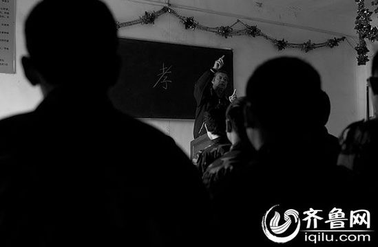 方光與其他癡迷網(wǎng)絡(luò)游戲的孩子一起，在重新認(rèn)識(shí)“孝”的含義