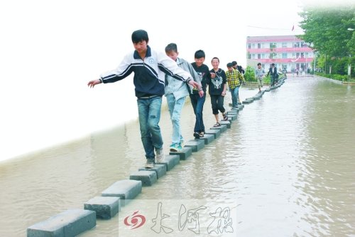 因“挪”修下水道錢學(xué)校被淹 學(xué)生渡“?！鄙蠈W(xué)