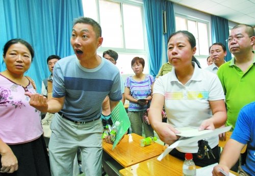小升初“復(fù)議”現(xiàn)場(chǎng)，一些孩子被分得“遠(yuǎn)”的家長(zhǎng)討說法